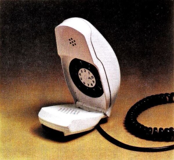 14082025_flipphone_2_1975.jpg